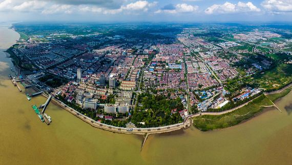 中国与“一带一路”沿线国家NGO减贫经验分享沙龙26日在北京清华大学举行。活动现场，来自中国、尼泊尔、缅甸、柬埔寨、泰国以及埃塞俄比亚等国家的多位NGO代表认为，中国NGO减贫为“一带一路”沿线国家提供经验。