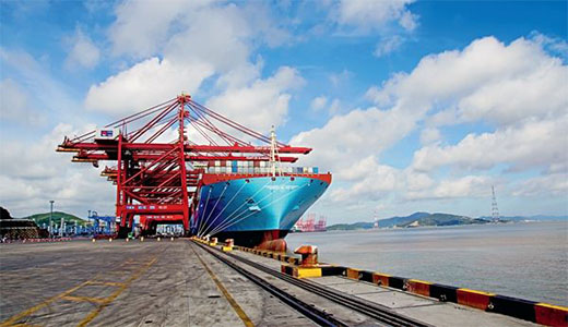 一带一路”建设遵循共商共建共享的黄金法则，在各参与方共同努力下，近年来一大批“一带一路”合作项目落地生根、开花结果，为合作伙伴国带来了22亿美元税收，创造了20多万个就业岗位，得到有关国家政府和老百姓的真心欢迎。