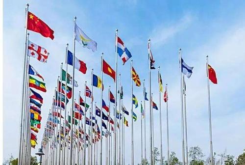 注重防范债务风险和加强信息透明度，将有助于“一带一路”倡议充分发挥发展效益。